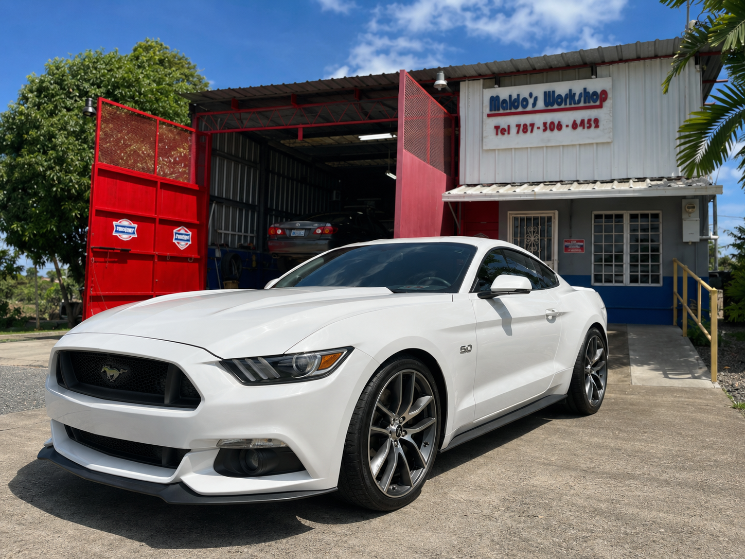 Maldo's Workshop exterior con Ford Mustang en Arecibo